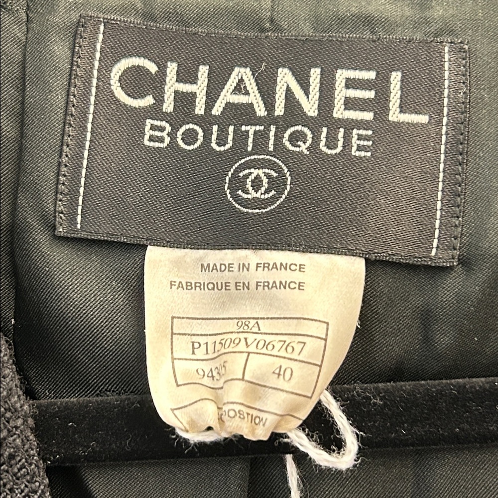 Chanel Boutique Vintage 1998 Black Cropped Wool Bouclé Jacket | CC Buttons FR 40 - Picture 3 of 9